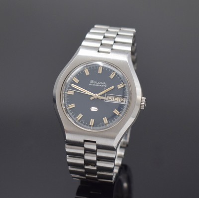 BULOVA Accuquartz Stimmgabel-Armbanduhr in Stahl/Stahlband, Schweiz um 1970, Boden verschr., integr. orig. Band m. Faltschl., blaues Tritiumzifferbl. ...
