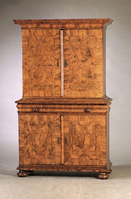Barock-Aufsatzschrank, um 1730/50, Nußbaumfurnier, in schöner Patina, Ober und Unterteil jeweils 2-türig, orig. Schlösser und orig. Schlüssel, ...