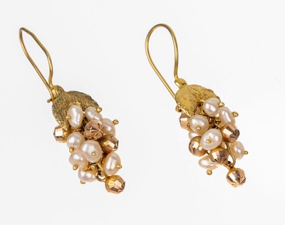 Paar 14 kt Gold Ohrgehänge mit Perlchen "Weintrauben" , GG 585/000, Blätter grav., Perlen und facett. Goldkugeln bewegl. angebracht, ...