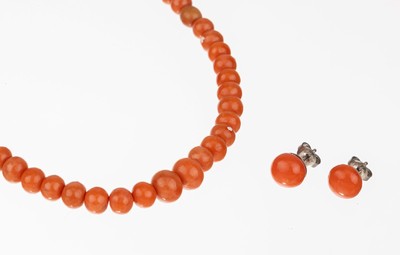 Konvolut-Korallenschmuck, best. aus: Collier, endlos, Kugeln im Verlauf, D. ca. 4.2- 9.1 mm, L. ca. 60 cm, und 1 Paar Ohrstecker,Korallen-Cabochons, ...