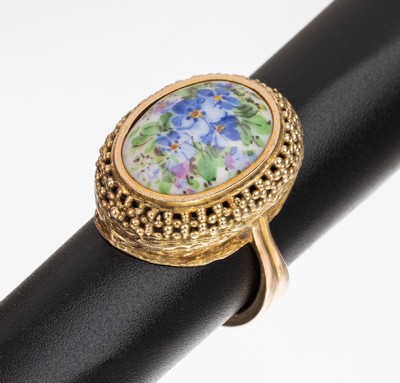 14 kt Gold Ring mit Meißener Porzellan, GG 585/000, ovaler Ringkopf, part. durchbrochen gearbeitet, mittig Porzellan-Einlage mit Blüten und ...