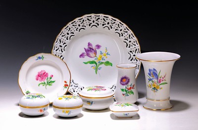 9 Gefäße/Teller, Meissen, 20. Jh. Blumendekor, Goldstaffage, 2 Vasen H. 10.5/14 cm, vier Dosen B. ca. 7-9 cm, Deckelgefäß für Rechaud, L. 8.5 ...