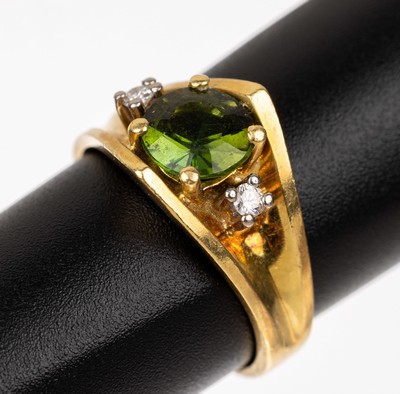 18 kt Gold Peridot-Brillant-Ring, GG 750/000, mittig rundfacett. Peridot, seitl. 2 kl. Brillanten, RW 55, ca. 6.3 g