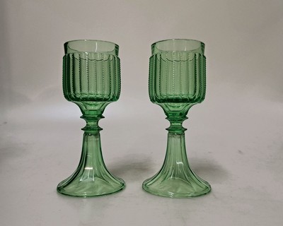 2 Rheinwein-Gläser, Entwurf wohl Lobmeyr Wien, Harrach'sche Glashütte Neuwelt, um 1910, Uranglas, offener Fuß, fein facettierte Kuppa mit ...