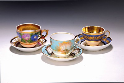 3 Tassen mit Untertassen, böhmisch, 19. Jh., Porzellan, 1x reich vergoldet Blumenfries auf blauem Grund, Initialen INT, H. ca. 5.5cm; 1x umlaufend ...