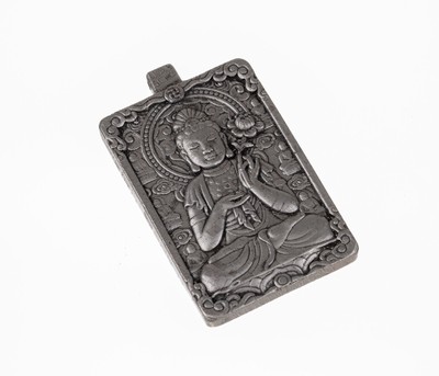 Anhänger mit filigran geschnitztem Bodhisattvaauf rechteckigem Aletai Eisen-Meteorit, Xinjiang China um 1898, erhabener Buddha, ...