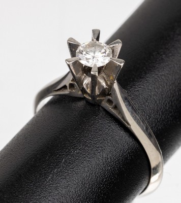 18 kt Gold Brillant-Ring, WG 750/000, 1 Brillant ca. 0.25 ct Weiß/si, total ca. 2.4 g,RW 51