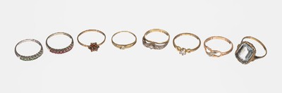 Konvolut 8 Gold Ringe: 4 x 8 kt Gold, GG bzw. Rose G 333/000 (1 Ring mit 835er Silber Ringkopf), versch. Stein bes. total ca. 7.5 g;2 x 14 kt Gold, ...
