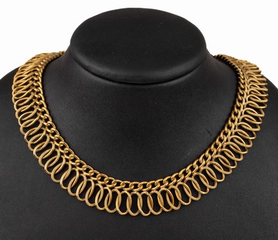 18 kt Gold Collier, GG 750/000, Meistermarke CA ligiert, aufwändige Verarbeitung mit ineinander laufenden Ringen alternierend strukturiert und ...