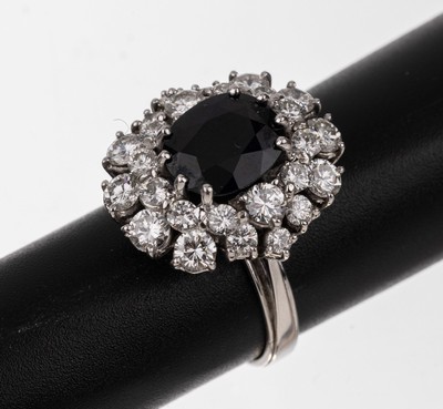 14 kt Gold Saphir Diamant Ring, WG 585/000,mittig ovalfacett. Saphir ca. 3.80 ct umgeben von 26 Diamanten zus. ca. 2.60 ct feines Weiß/vs, RW 55, ...