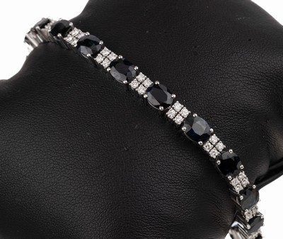 14 kt Gold Saphir Brillant Armband, WG 585/000, 17 ovalfacett. Saphire zus. ca. 18.9 ct grav., 68 Brillanten zus. ca. 2.10 ct grav.feines Weiß/vs, ...