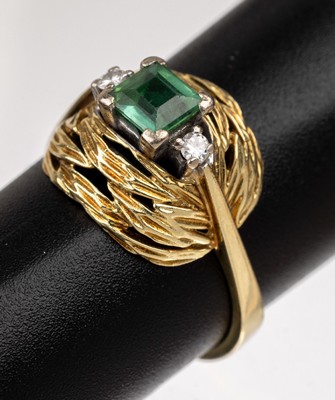 14 kt Gold Smaragd Diamant Ring, GG/WG 585/000, hoher Ringkopf, strukt., mittig mit einemfacett. Smaragd, (berieben), seitl. 2 Brillan-ten zus. ca. ...