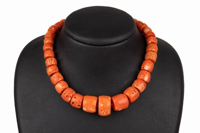 Korallenkette, GG 750/000, Korallentonnen im Verlauf, D. ca. 5.3 - 20.4 mm, einige nat. Merkmale, z.T. Farbverlauf, GG Schmuck- schließe gerillt, ...