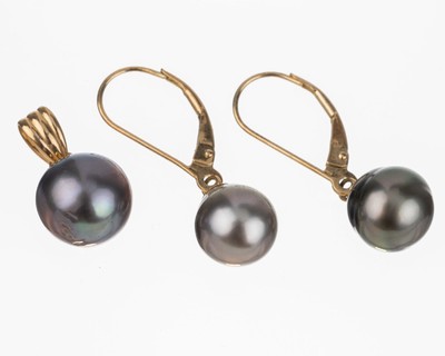 14 kt gold Tahitizuchtperlen Schmuckset, GG585/000, best. aus: Paar Ohrgehänge und ein Anhänger, barocke Perlen, D. ca. 9 - 9.3 mm