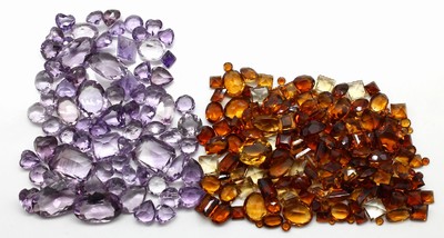 Lot lose Farbsteine, zus. ca. 270 ct, Citrine und Amethyste, versch. Farben, Formen und Größen