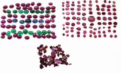 Lot lose Farbsteine zus. ca. 127.90 ct, Granate in versch. Größen und Formen, Smaragd-und Saphircabochons