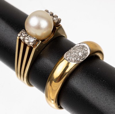 14 kt Gold Konvolut 2 Ringe, GG 585/000, Ring mit Zuchtperle und kl. Diamantbesatz, ca. 6.6 g, RW 54; Ring mit kl. Diamanten in WGgefasst, ca. 4.0 ...