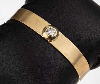 14 kt Gold Brillant Armspange, GG 585/000, 1 Brillant ca. 0.80 ct feines Weiß/p 1, total ca. 25.5 g, ca. 6.5 x 4.5 cm