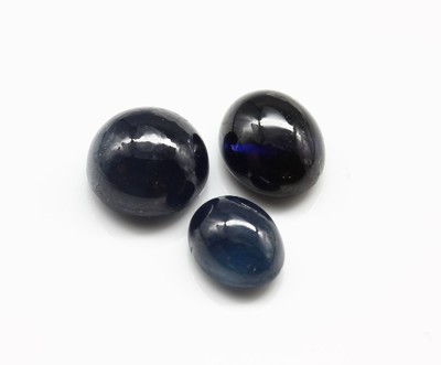 Lot 18 lose Saphire zus. ca. 36.07 ct, Cabochons in versch. Größen, Formen und Farbnuancen