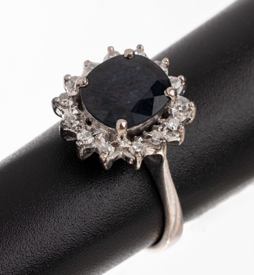 18 kt Gold Saphir-Diamant-Ring, WG 750/000, facett. Saphir im Kissenschliff ca. 16.0 ct, 14 8/8-Diamanten zus. ca. 0.20 ct Weiß/si-p 1, RW 46, ...
