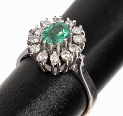 18 kt Gold Smaragd-Brillant-Ring, GG 750/000, ovalfacett. Smaragd ca. 0.60 ct, 12 Brillanten zus. ca. 0.30 ct Weiß/p, RW 55, total ca. 4.6 g