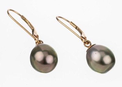 Paar 14 kt Gold Tahitiperlen-Ohrgehänge, GG 585/000, 2 Tahitizuchtperlen D ca. 10 mm, nat. Merkmale