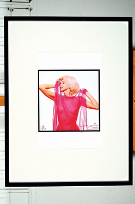 Bert Stern , 1929-2013, Fotografie auf dickem mattem Fotopapier, Drucktechnik: hochwertiger Iris-Print, Titel: Marilyn in Fuchsia Scarf", ...