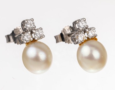 Paar 14 kt Gold Perl-Brillant-Ohrstecker, WG 585/000, 2 Akoyazuchtperlen D ca. 8 mm, 6 Brillanten zus. ca. 0.30 ct Weiß/vs, total ca. 2.8 g