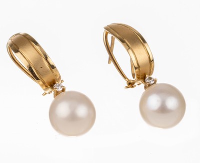Paar 18 kt Gold Perl-Brillant-Ohrgehänge, GG 750/000, 2 Akoyazuchtperlen D ca. 10.1 mm, 2 Brillanten zus. ca. 0.06 ct Weiß/vs, teilsatiniert, ...