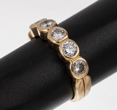 14 kt Gold Brillant-Ring, GG 585/000, 5 Brillanten zus. ca. 1.50 ct feines Weiß -Weiß/vs-si, RW 57, total ca. 5.3 g