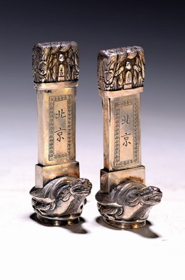 Zwei kleine Silberbehälter Bi Xi, Shanghai, um 1900, Sockel in Form von Schildkröten, abnehmbare Deckel, fein graviert und punziert, H. je ca. 8cm, ...