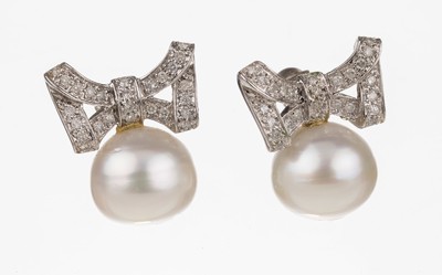 Paar 14 kt Gold Diamant Südseezuchtperl- Ohrstecker, WG 585/000, 2 weiße Perlen, D. ca. 15 mm, leicht barock, Oberteile in Schleifenform ...
