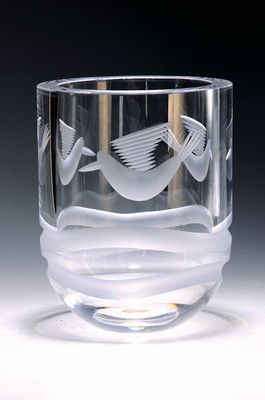 Vase, Göran Wärff (1933-2022) für Kosta Boda, Schweden, dickwandiges farbloses Glas, mundgeblasen, tief geschnitten und mattiert mit umlaufenden ...