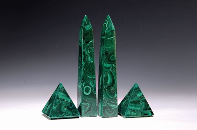 2 Obelisken und 2 Pyramiden aus Malachit, neuzeitlich, Obelisken H. ca. 20.5cm, Pyramiden ca. 7.5cm