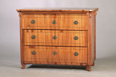 Kommode, um 1870/80, Kirschbaumfurnier, 3-schübig, orig. Schloss, Fadenintarsien, Messingbeschläge, 100x126x62 cm, EZ 2-3
