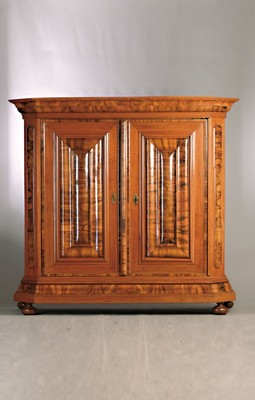 Frankfurter Wellenschrank, um 1750, Nußbaum Querfurnier auf Eiche, orig. Schloß und Schlüssel, qualitätvolle Innenaufteilung, auf Rahmen ...