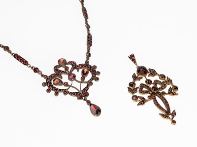 Konvolut Jugendstilcollier und -anhänger, Metall vergoldet, um 1900, Granatbesatz in versch. Schliffformen, stilrein, dekorativ,L. ca. 40 cm bzw. ...