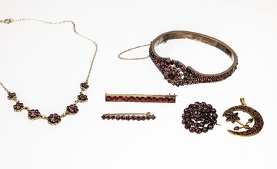 Großes Konvolut mit Granaten, Metall, ab 1900, best. aus: 3 Broschen, 1 Anhänger,1 Collier und 1 Armreif, Granate in versch. Schliffformen, ...