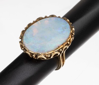 14 kt Gold Opal Ring, GG 585/000, wohl deutschum 1935, ovaler Opalcabochon trockenrissig, RW 55, total ca. 10.6 g