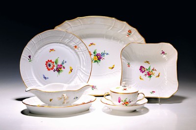 Tafelservice/Speiseservice für 12 Personen, KPM Neuosier, 20. Jh., Blumenmalerei und Schmetterlingen bemalt, Goldränder, 12 Menueteller D. 26 cm, ...