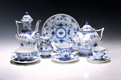 Kaffeeservice für 6 Personen mit Zusatzteilen, Royal Copenhagen, Musselmalet Vollspitze, best. aus Teekanne, kl. Kaffeekanne, Milchkännchen, 6 ...