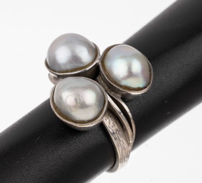18 kt Gold Ring mit Zuchtperlen, WG 750/000, Meistermarke EP in Raute, 3 barocke Zuchtperlen, total ca. 9.0 g, RW 54