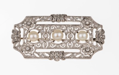 14 kt Gold Art Deco Diamant Brosche, WG 585/000, gepr., 88 Diam.-Rosen und Altschliff-Diamanten zus. ca. 0.36 ct Weiß/si-p 1, 3 cremefarb. ...