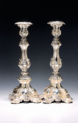 Paar Barockstilleuchter, Mitte/Ende 19.Jh., Silber 13-lötig, mehrfach gegliederter Balusterschaft, Tülle l. verbogen, angelaufen,Feingehaltsmarke ...