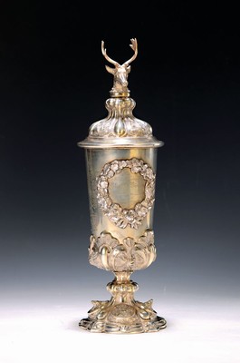 Silber Deckelpokal / Jagdpokal, Sachsen, datiert 1865, 12-lötiges Silber, graviert und gestochen, vierpassiger Fuß mit 4 Reliefmedaillen, ...