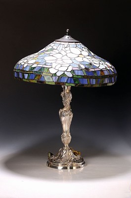 Großer Christofle Leuchter mit Glasschirm im Tiffanystil, 20.Jh., Leuchter versilbert, eine Brennstelle, elektrifiziert, Glasschirm mit Blumendekor ...