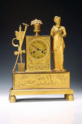 Pendule, Frankreich um 1820/30, verziertes Bronzegehäuse, teilweise mit alter Feuervergoldung (ber./nachgedunkelt/best.), Sockel mit Bildnisfries ...
