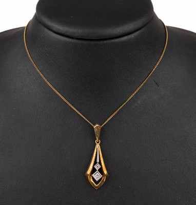 14 kt Gold Anhänger, GG/WG 585/000, mittig 2 kl. Diamanten, L. ca. 4 cm, an GG Kette, L. ca. 44.5 cm, Federringschließe, ca. 4.6 g