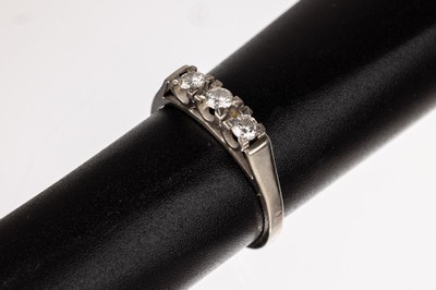 14 kt Gold Brillant-Ring, WG 585/000, 3 Brillanten zus. ca. 0.30 ct Weiß/vs, RW 58, ca. 2.9 g