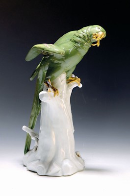 Porzellanfigur grüner Ara, Aelteste Volkstedt, 20.Jh., Porzellan, naturalistisch bemalt, Goldstaffage, Schwanzfeder restauriert, auf Baumstumpf ...